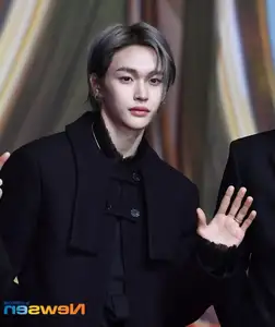 Christmas 2025 Red Carpet Explodes: Jang Won Young Transforms into Angel, Did Winter (aespa) Reveal Love Mark with Jungkook (BTS)?-10