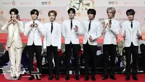 Christmas 2025 Red Carpet Explodes: Jang Won Young Transforms into Angel, Did Winter (aespa) Reveal Love Mark with Jungkook (BTS)?-6