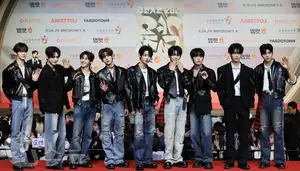 Christmas 2025 Red Carpet Explodes: Jang Won Young Transforms into Angel, Did Winter (aespa) Reveal Love Mark with Jungkook (BTS)?-15