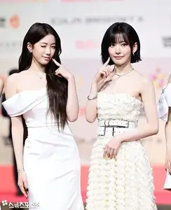 Christmas 2025 Red Carpet Explodes: Jang Won Young Transforms into Angel, Did Winter (aespa) Reveal Love Mark with Jungkook (BTS)?-33