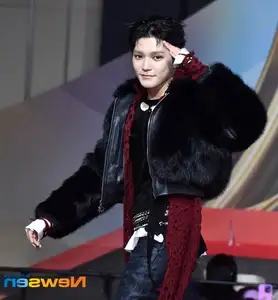 Christmas 2025 Red Carpet Explodes: Jang Won Young Transforms into Angel, Did Winter (aespa) Reveal Love Mark with Jungkook (BTS)?-27