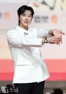 Christmas 2025 Red Carpet Explodes: Jang Won Young Transforms into Angel, Did Winter (aespa) Reveal Love Mark with Jungkook (BTS)?-8