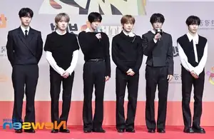 Christmas 2025 Red Carpet Explodes: Jang Won Young Transforms into Angel, Did Winter (aespa) Reveal Love Mark with Jungkook (BTS)?-19