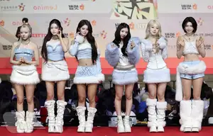 Christmas 2025 Red Carpet Explodes: Jang Won Young Transforms into Angel, Did Winter (aespa) Reveal Love Mark with Jungkook (BTS)?-24