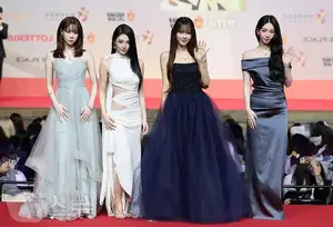 Christmas 2025 Red Carpet Explodes: Jang Won Young Transforms into Angel, Did Winter (aespa) Reveal Love Mark with Jungkook (BTS)?-28