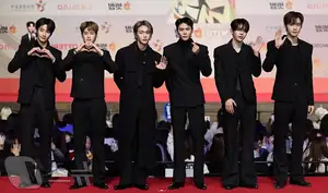 Christmas 2025 Red Carpet Explodes: Jang Won Young Transforms into Angel, Did Winter (aespa) Reveal Love Mark with Jungkook (BTS)?-12