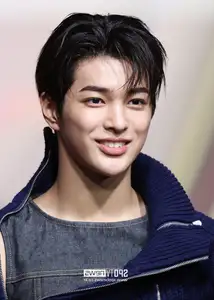 Christmas 2025 Red Carpet Explodes: Jang Won Young Transforms into Angel, Did Winter (aespa) Reveal Love Mark with Jungkook (BTS)?-9