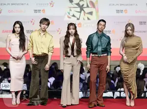 Christmas 2025 Red Carpet Explodes: Jang Won Young Transforms into Angel, Did Winter (aespa) Reveal Love Mark with Jungkook (BTS)?-14