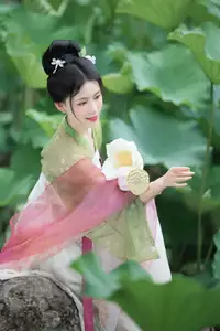 Xu Jin Huan's Serene Hanfu Beauty Amidst Lotus Pond - YiTuYu Vol.8702 Photoshoot-8