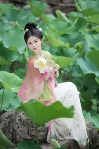 Xu Jin Huan's Serene Hanfu Beauty Amidst Lotus Pond - YiTuYu Vol.8702 Photoshoot-6