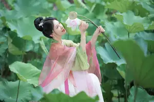 Xu Jin Huan's Serene Hanfu Beauty Amidst Lotus Pond - YiTuYu Vol.8702 Photoshoot-12