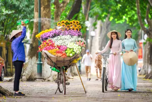 XVG No.23: Enchanting Vietnamese Ao Dai Beauty with Vibrant Flower Bicycle on a Green Street-5