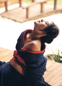 Alluring Japanese Woman in Kimono: Traditional Beauty & Captivating Gaze-0