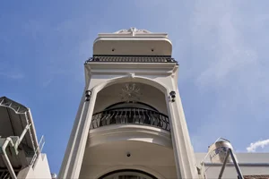 Neoclassical Elegance in a 3m Alley: A Masterpiece of Small-Space Luxury Architecture-41