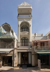 Neoclassical Elegance in a 3m Alley: A Masterpiece of Small-Space Luxury Architecture-31