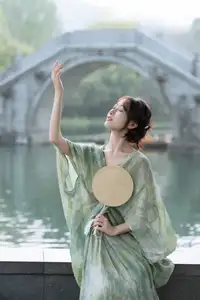 Xiao He's Ethereal Beauty by the Water: A Poetic Glimpse into YiTuYu Vol.8571's Traditional Charm-16
