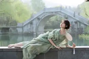 Xiao He's Ethereal Beauty by the Water: A Poetic Glimpse into YiTuYu Vol.8571's Traditional Charm-3