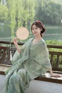 Xiao He's Ethereal Beauty by the Water: A Poetic Glimpse into YiTuYu Vol.8571's Traditional Charm-15