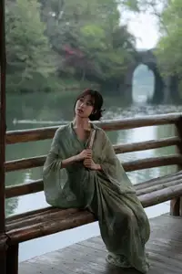 Xiao He's Ethereal Beauty by the Water: A Poetic Glimpse into YiTuYu Vol.8571's Traditional Charm-5