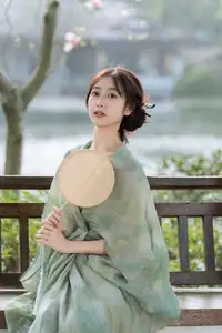 Xiao He's Ethereal Beauty by the Water: A Poetic Glimpse into YiTuYu Vol.8571's Traditional Charm-0