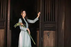 Elegant Ao Dai Beauty: Vietnamese Girl's Grace with Flowers in a Classic Setting-3