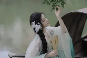 Wu Yue's Serene Classical Beauty in Traditional Attire - YiTuYu Vol.8711-12