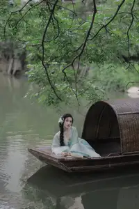 Wu Yue's Serene Classical Beauty in Traditional Attire - YiTuYu Vol.8711-8