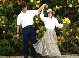 Radiant Beauty: Vietnamese Actress Lan Thy Celebrates Romantic Engagement to Her Conductor Boyfriend After Two Years of Love-3