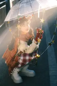 YiTuYu Vol.8588: Discover the Romantic Charm of a Festive Girl with Gifts-38