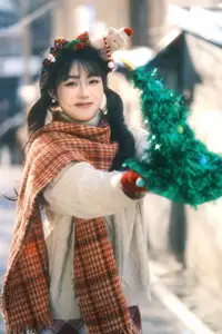 YiTuYu Vol.8588: Discover the Romantic Charm of a Festive Girl with Gifts-20