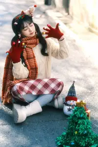 YiTuYu Vol.8588: Discover the Romantic Charm of a Festive Girl with Gifts-17