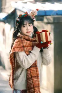 YiTuYu Vol.8588: Discover the Romantic Charm of a Festive Girl with Gifts-4