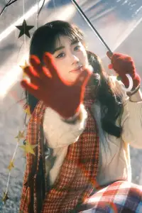 YiTuYu Vol.8588: Discover the Romantic Charm of a Festive Girl with Gifts-5