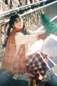 YiTuYu Vol.8588: Discover the Romantic Charm of a Festive Girl with Gifts-8