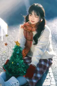 YiTuYu Vol.8588: Discover the Romantic Charm of a Festive Girl with Gifts-6