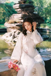 VGU No140 Explore the Graceful Vietnamese Beauty An Elegant Girl Amidst Ancient Architecture Traditional Charm That Captivates-3