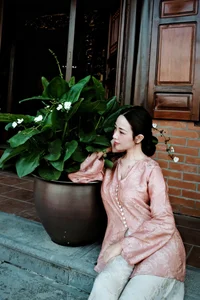 Elegant Vietnamese Beauty at a Peaceful Pagoda: Discover the Serene Style and Spiritual Grace of Vo Nhat Linh-4