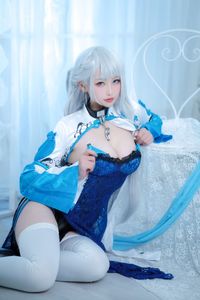 Coser embodies Azur Lane's Belfast in a stunning blue outfit - Exquisite Cosplay-1