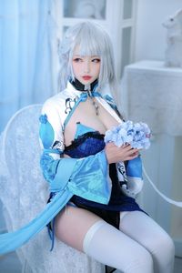 Coser embodies Azur Lane's Belfast in a stunning blue outfit - Exquisite Cosplay-2