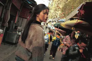 Yang Jia Xin: Pensive Beauty in YiTuYu Art Collection-24