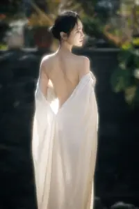 YiTuYu Art Language Vol.8742: Sha Sha's Ethereal Grace by the Pond - A Captivating Visual Journey-1