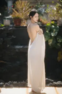 YiTuYu Art Language Vol.8742: Sha Sha's Ethereal Grace by the Pond - A Captivating Visual Journey-12