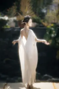 YiTuYu Art Language Vol.8742: Sha Sha's Ethereal Grace by the Pond - A Captivating Visual Journey-6