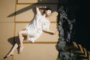 YiTuYu Art Language Vol.8742: Sha Sha's Ethereal Grace by the Pond - A Captivating Visual Journey-4