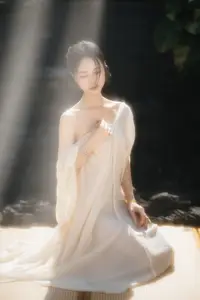 YiTuYu Art Language Vol.8742: Sha Sha's Ethereal Grace by the Pond - A Captivating Visual Journey-8