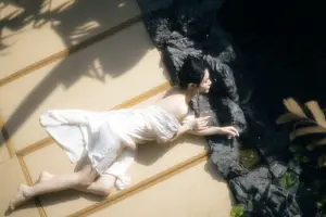 YiTuYu Art Language Vol.8742: Sha Sha's Ethereal Grace by the Pond - A Captivating Visual Journey-9