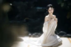 YiTuYu Art Language Vol.8742: Sha Sha's Ethereal Grace by the Pond - A Captivating Visual Journey-10