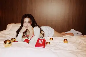 Kha Ngan's Stunning Visual Shines Bright, Embracing Christmas with Youthful, Dynamic Style.-6