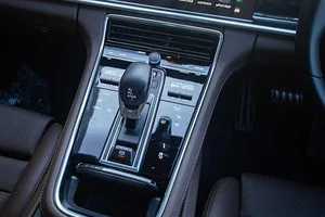 Stunning Porsche Panamera Turbo S in Deep Metallic Green: The Ultimate Blend of Luxury Performance and High-End Automotive Engineering-10