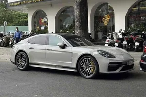 Stunning Porsche Panamera Turbo S in Deep Metallic Green: The Ultimate Blend of Luxury Performance and High-End Automotive Engineering-0